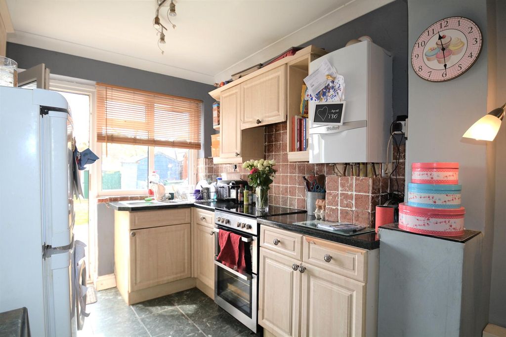 Property photo 2 of 10 Kitchen