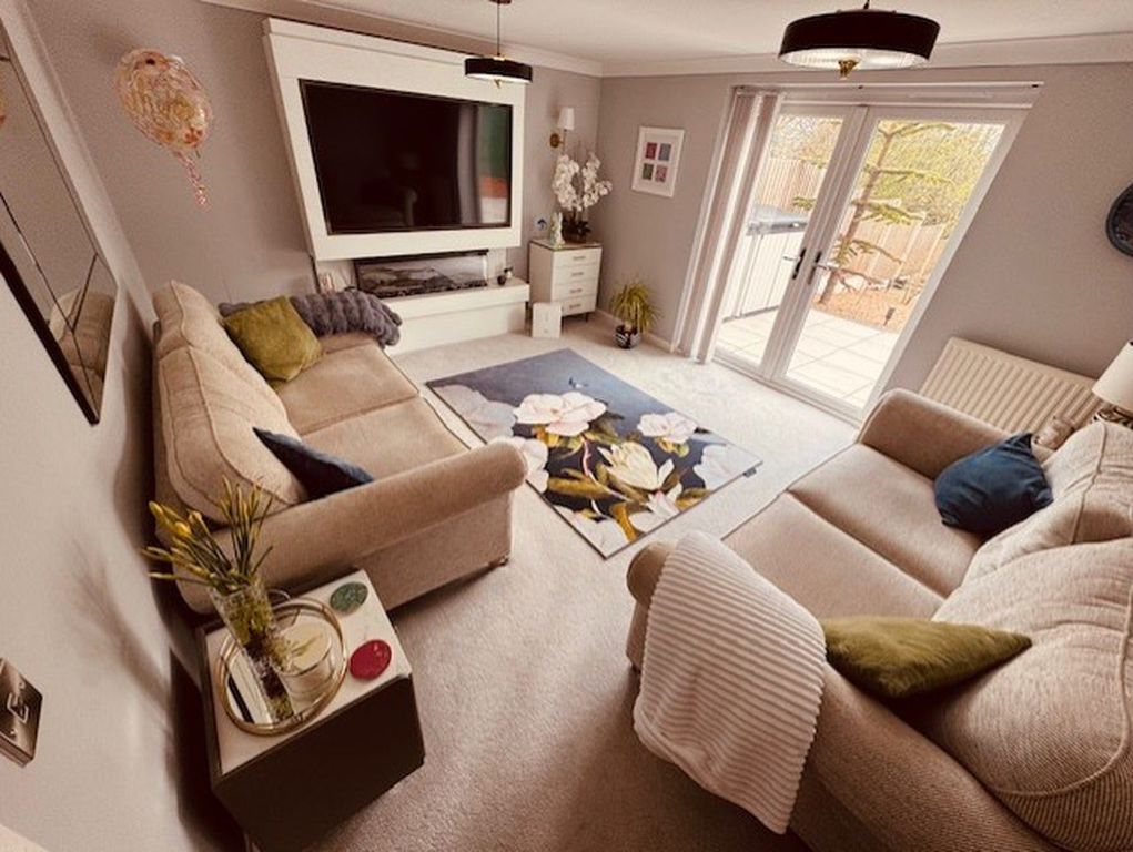 Property photo 3 of 32 Lounge