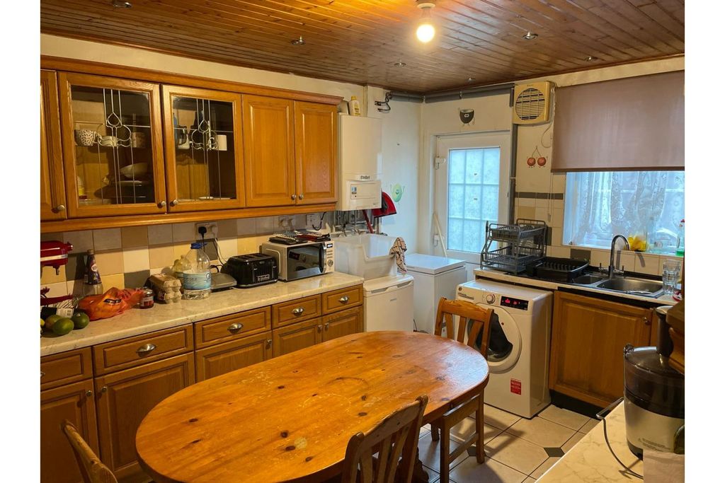 Property photo 3 of 9 Kitchen