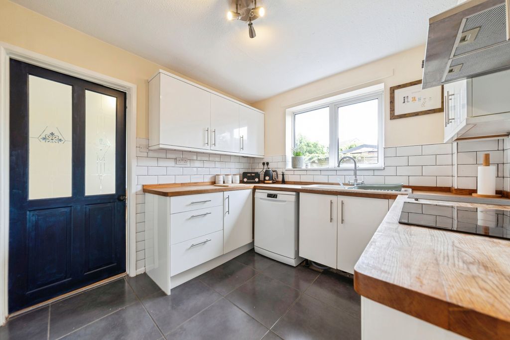 Property photo 3 of 17 Kitchen