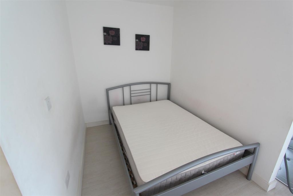 Property photo 2 of 5 Bedroom.Jpg