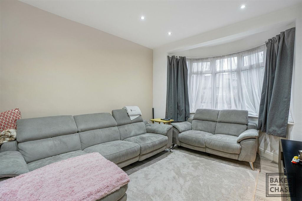 Property photo 3 of 25 Lounge