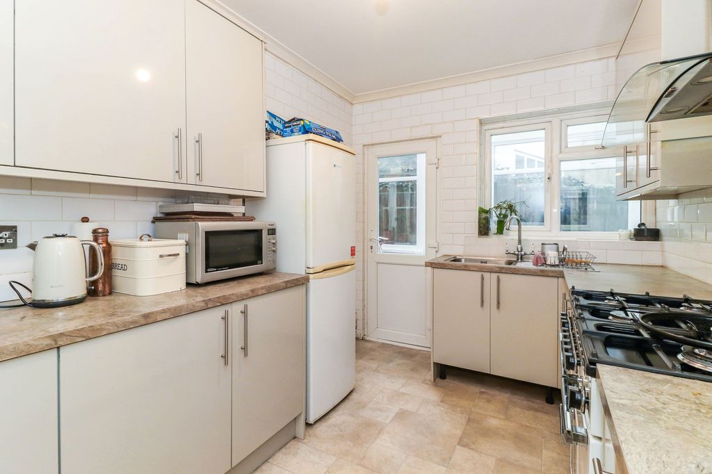 Property photo 3 of 26 Kitchen