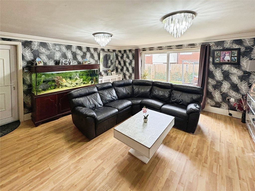 Property photo 3 of 16 Lounge