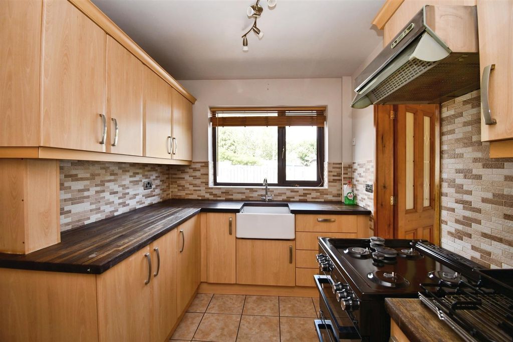 Property photo 3 of 13 Kitchen
