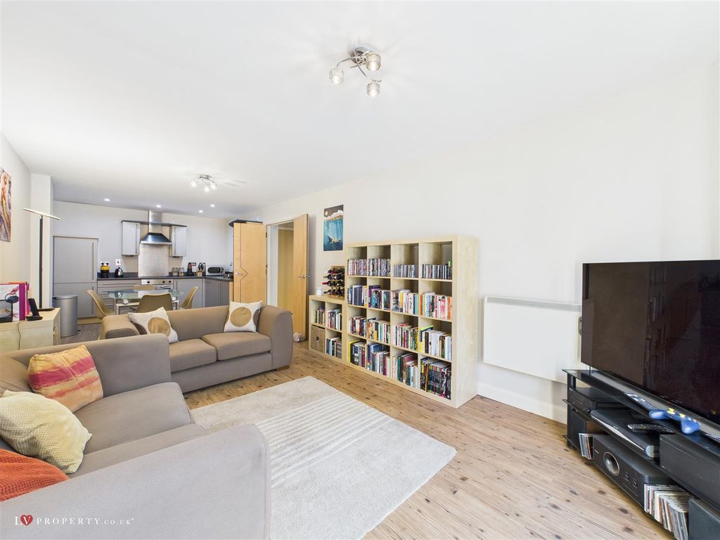 Property photo 3 of 11 Cam05016G0-Pr0036-Still008.Jpg