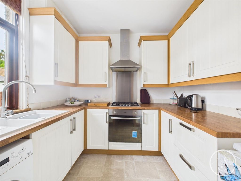 Property photo 3 of 18 Kitchen