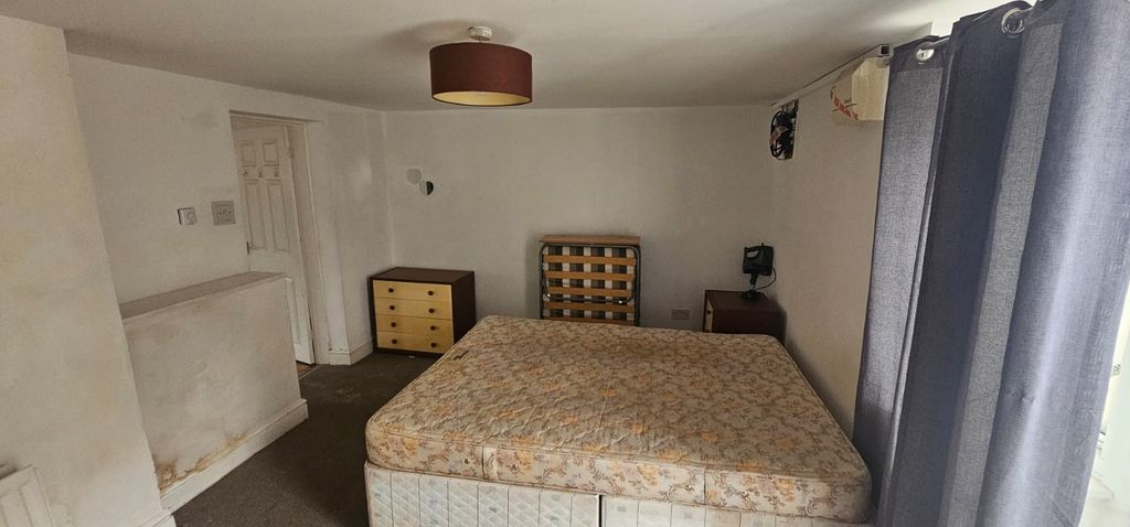 Property photo 3 of 22 Flat C, 218 Kingshill Road, Swindon, Wiltshire, Sn1 4Ng  (3).Jpg