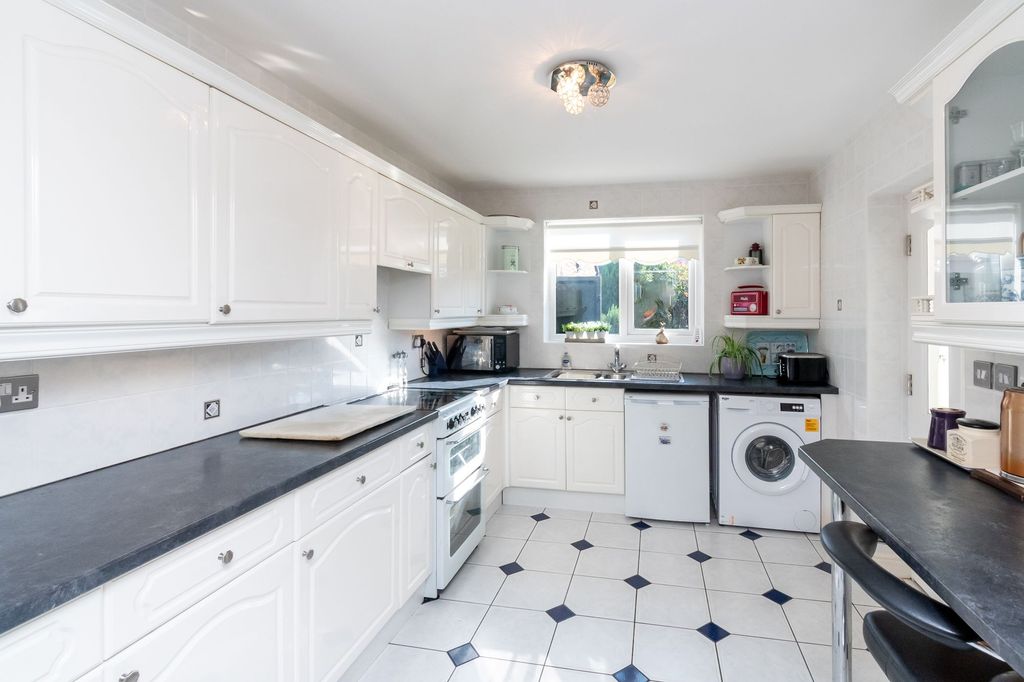 Property photo 2 of 34