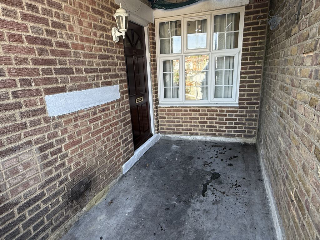 Property photo 1 of 7 3 Bedroom Flat To Rent In Central South Harrow