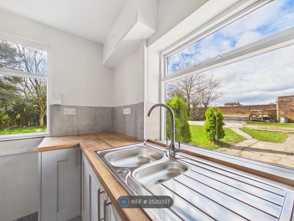 Property photo 3 of 11 Kitchen