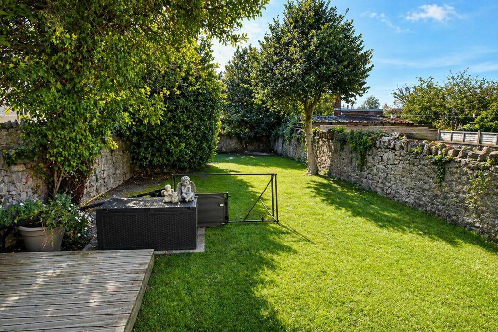 Property photo 2 of 20