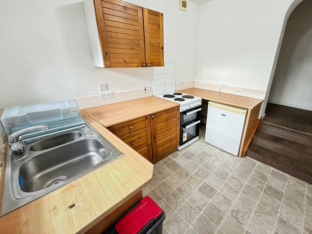 Property photo 3 of 7 Kitchen