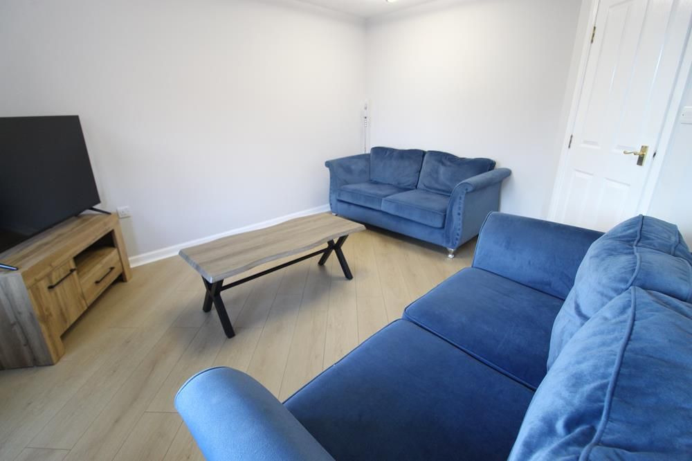 Property photo 3 of 9 Lounge 2