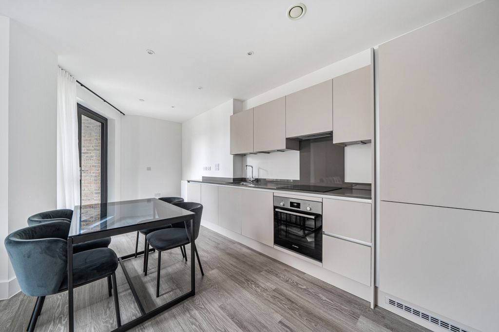 Property photo 2 of 13 -69B27cd2B43Ed-l-...