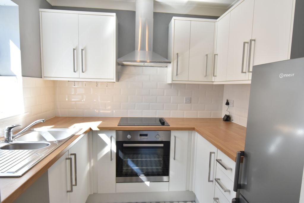 Property photo 3 of 9 Kitchen 1