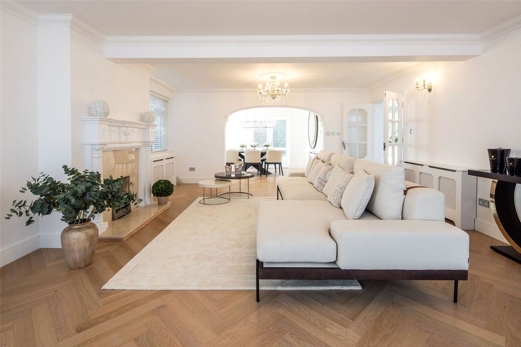 Property photo 3 of 18 Living Room