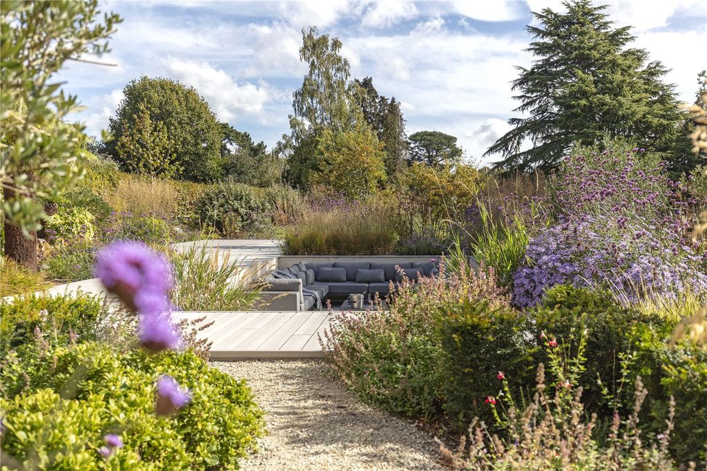 Property photo 3 of 53 Landscaped Garden