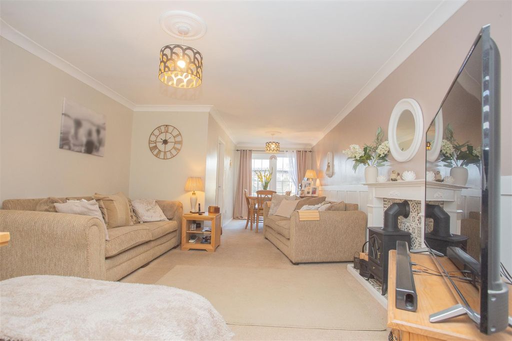 Property photo 3 of 29 Lounge/Dining Room