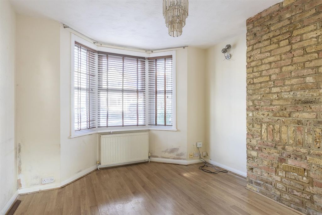 Property photo 3 of 28 Lounge