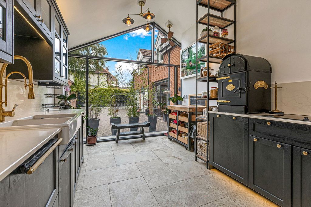 Property photo 3 of 34