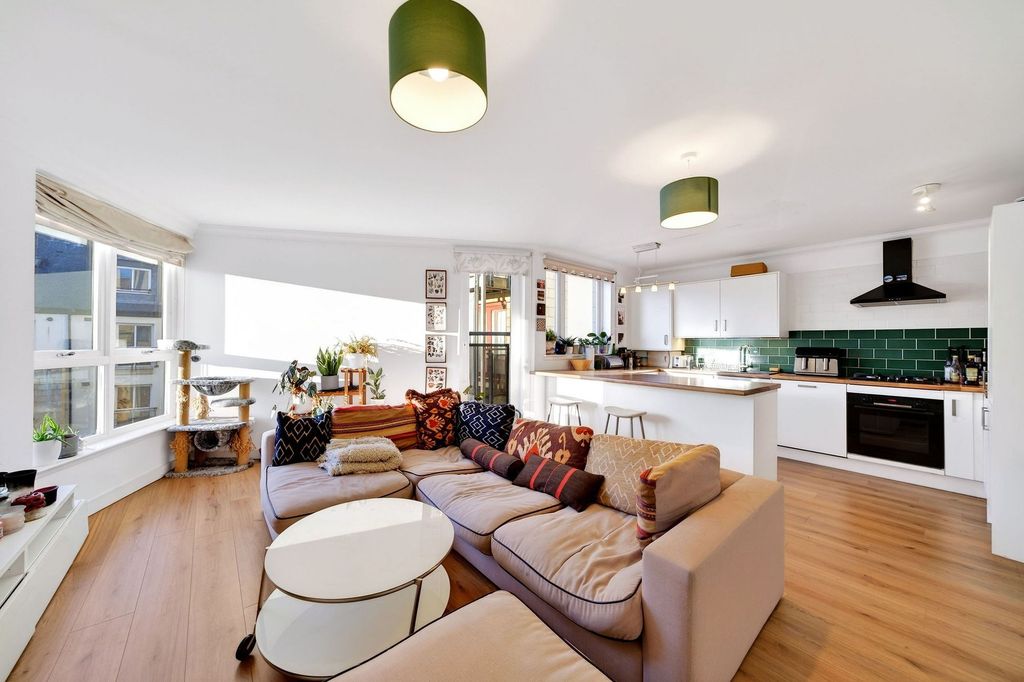 Property photo 3 of 40 Lounge