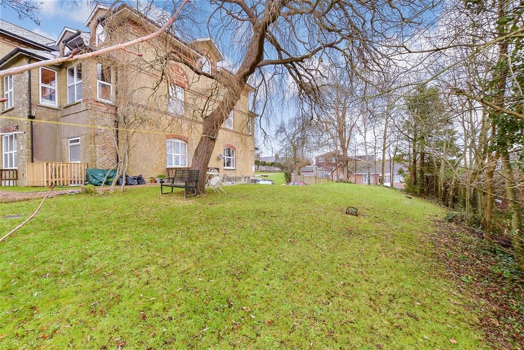 Property photo 2 of 11 Communal Gardens