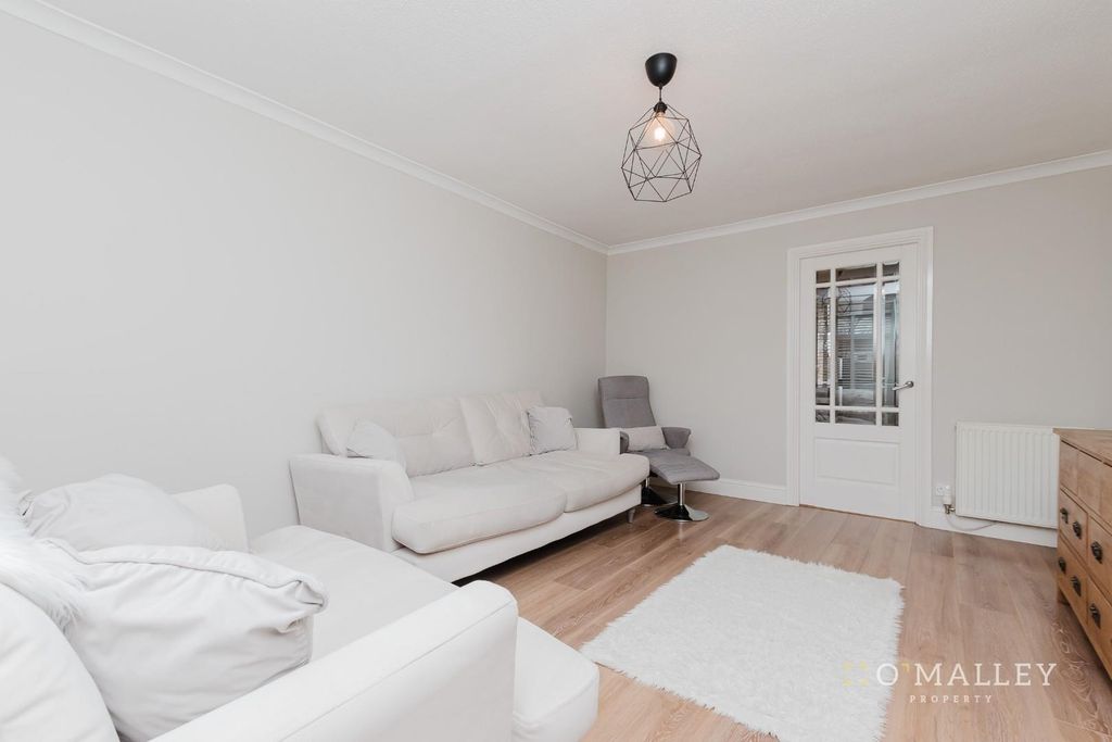 Property photo 3 of 17 Lounge