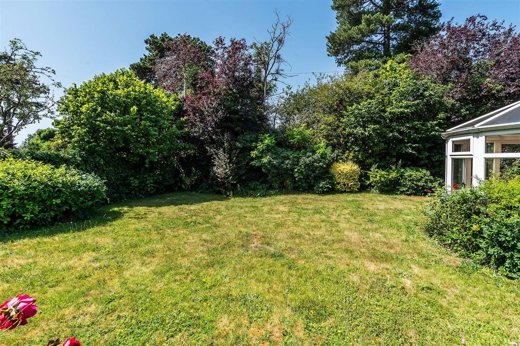 Property photo 2 of 14 17-Gayton-Close-9.Jpg