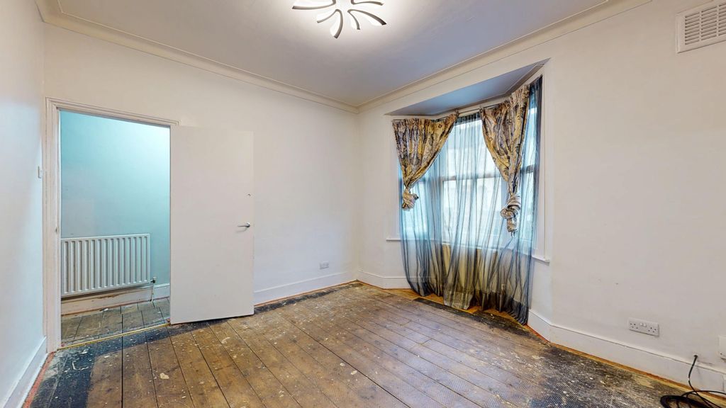 Property photo 2 of 15 84 Vansittart Road, Forest Gate, London, E7 0Aa