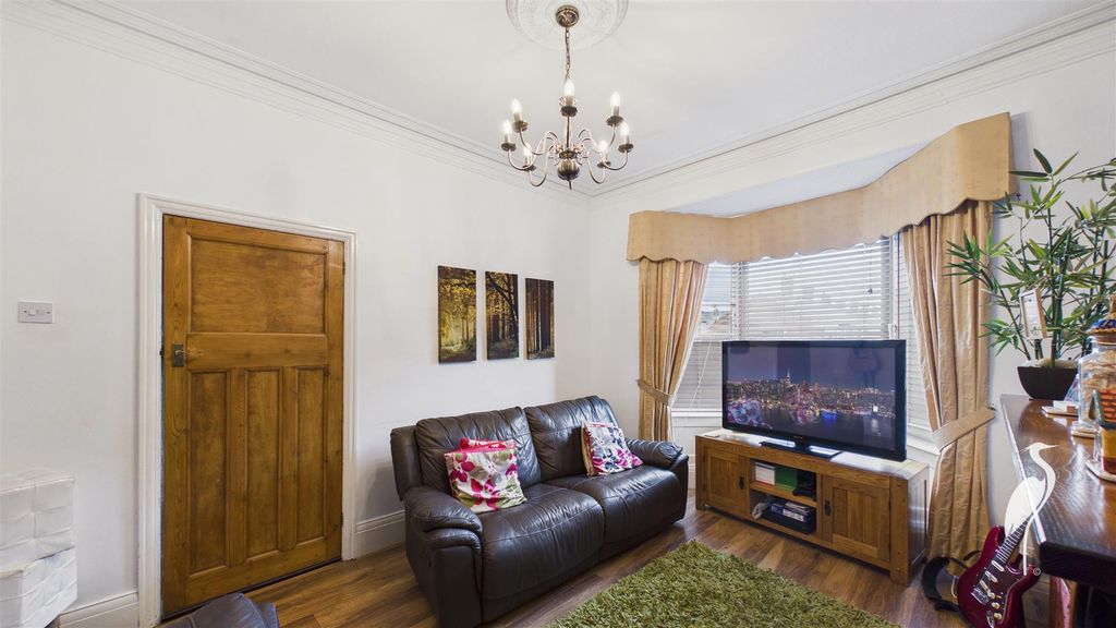 Property photo 3 of 22 Lounge