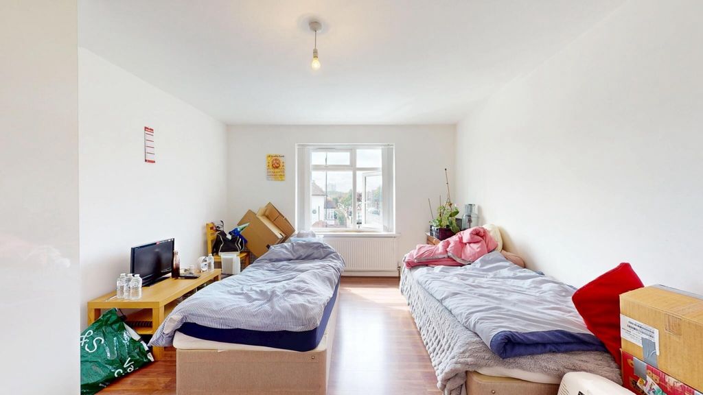 Property photo 3 of 14 A Bright And Tidy Double Bedroom Featuring Two Sin...