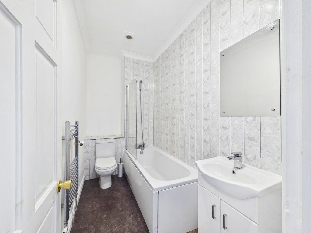 Property photo 2 of 8 Bathroom