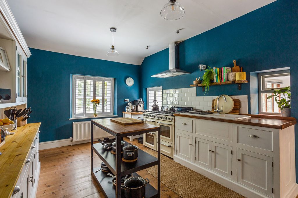 Property photo 3 of 18 Kitchen