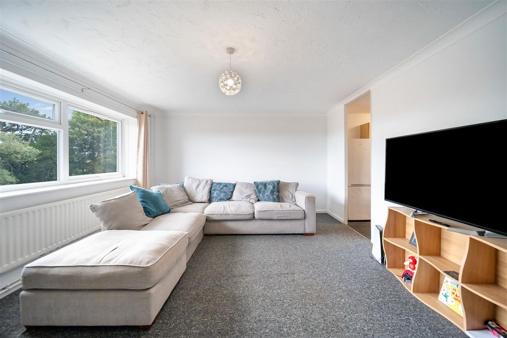 Property photo 2 of 8 Winchester Way-05.Jpg