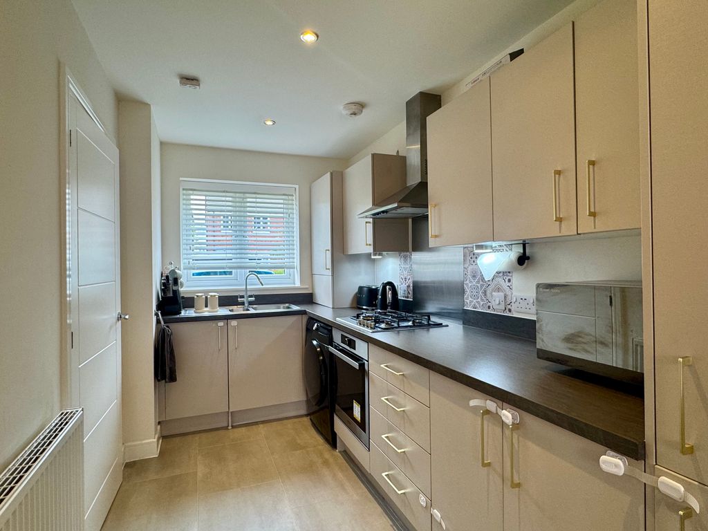 Property photo 3 of 10 Kitchen
