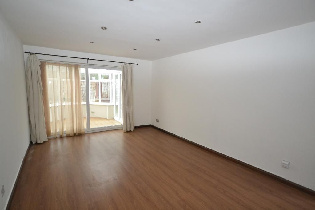 Property photo 3 of 14 Lounge