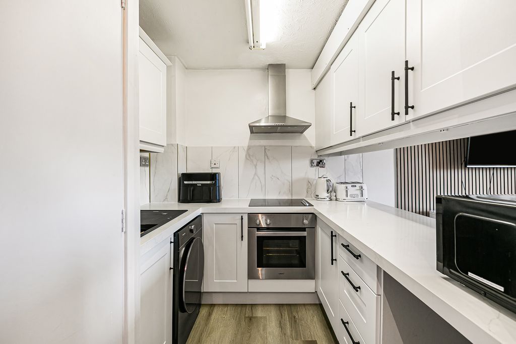 Property photo 3 of 12 Reception/Kitchen