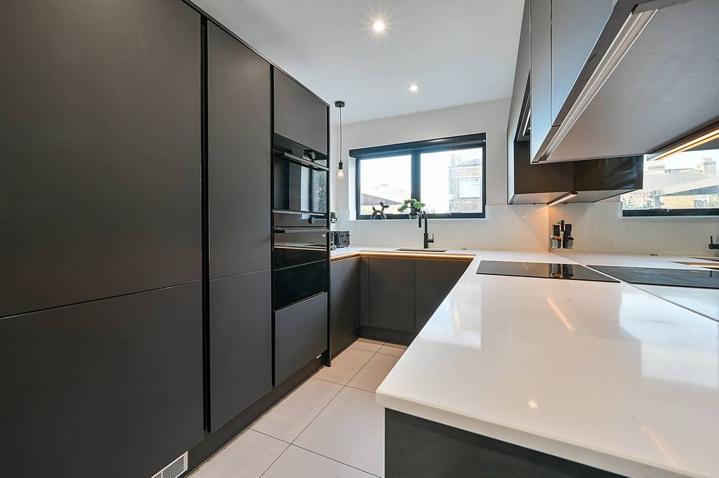 Property photo 3 of 24