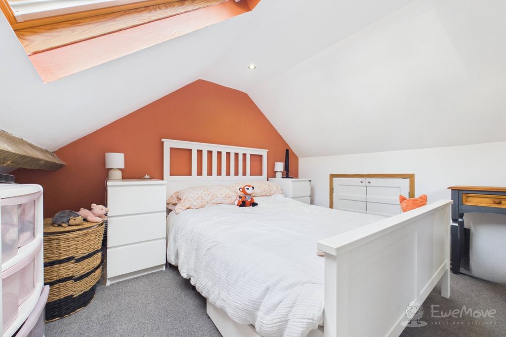 Property photo 2 of 32 Loft Room