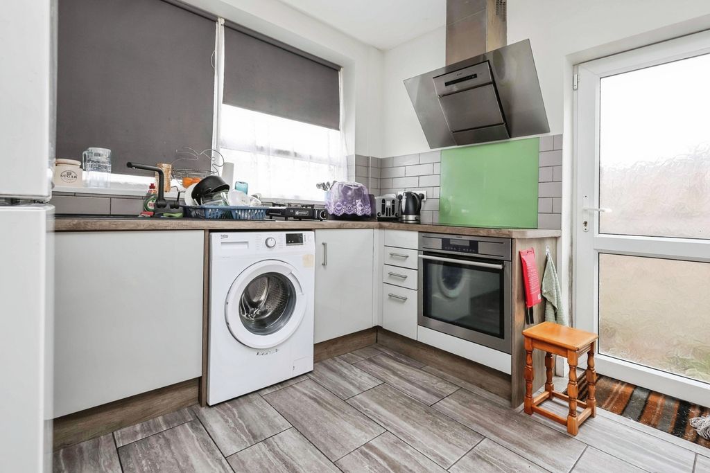 Property photo 3 of 17 Kitchen