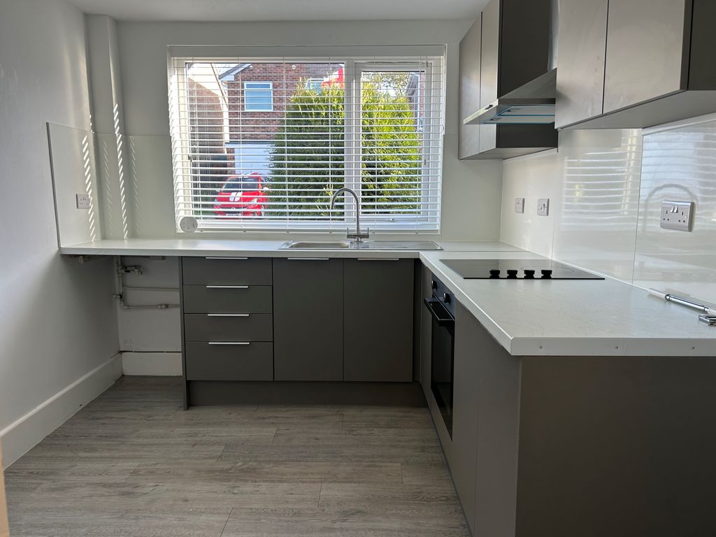 Property photo 3 of 12 Kitchen