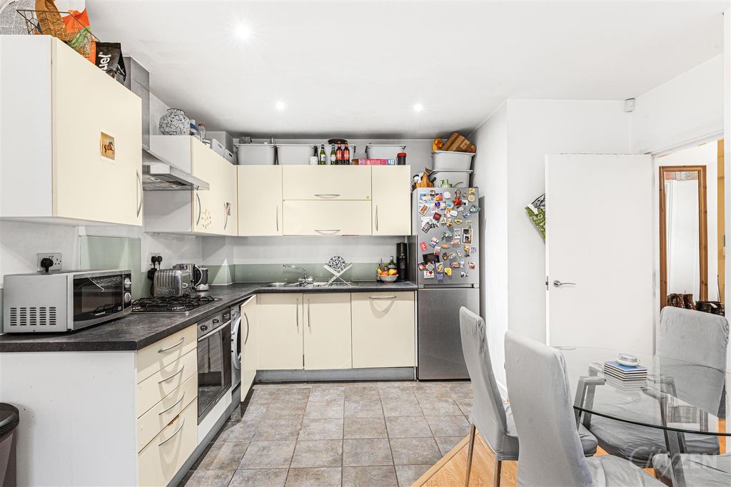 Property photo 3 of 11 Kitchen