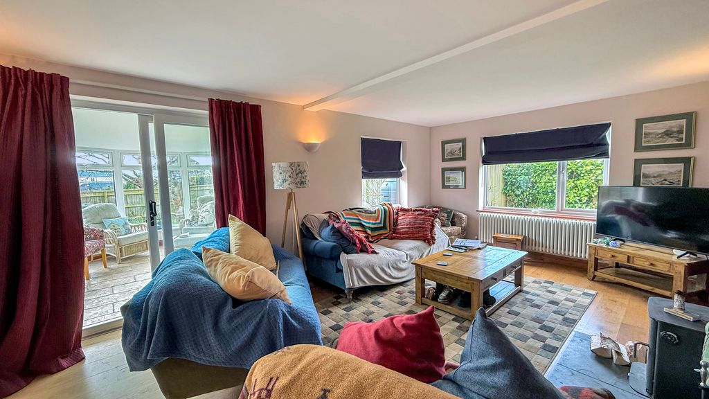 Property photo 3 of 22 Lounge