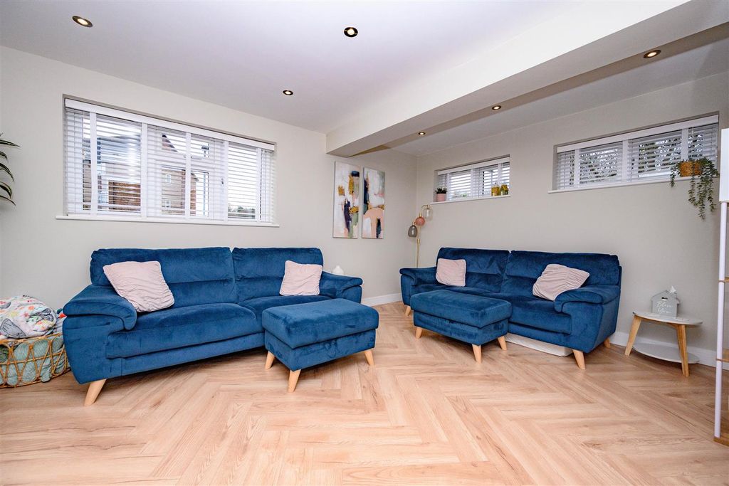 Property photo 3 of 25 Lounge