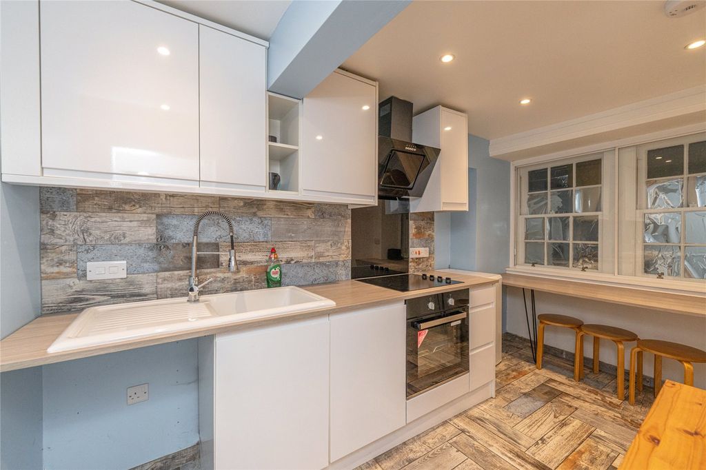 Property photo 3 of 25 Kitchen