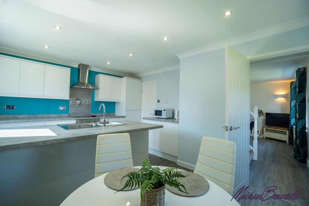 Property photo 3 of 25