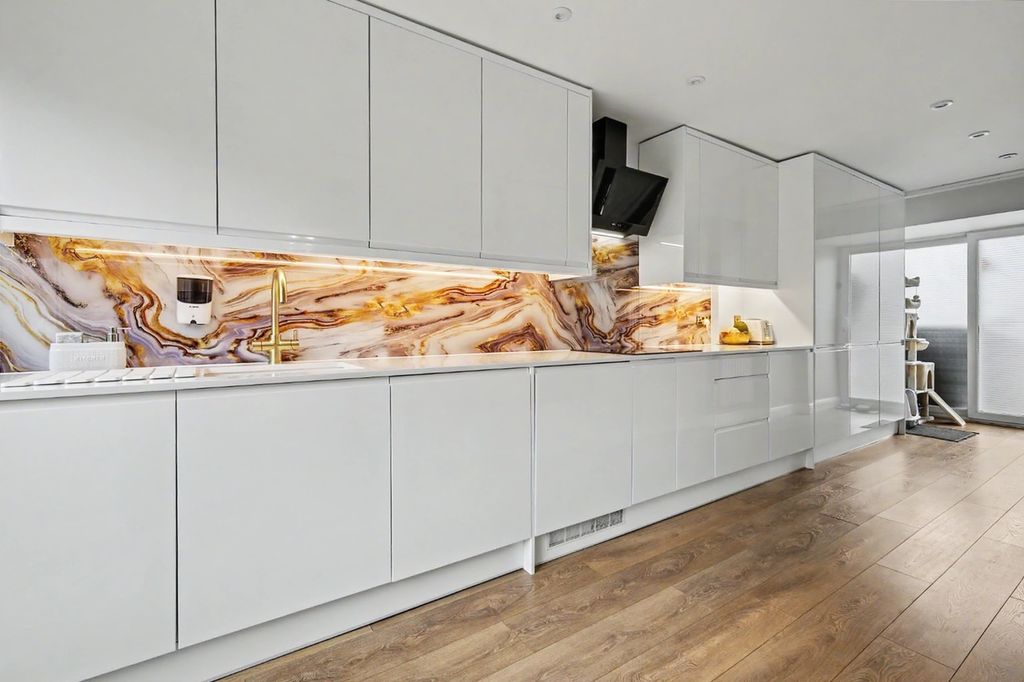 Property photo 2 of 14 5239882