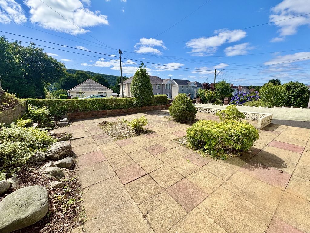 Property photo 2 of 30 Front Garden