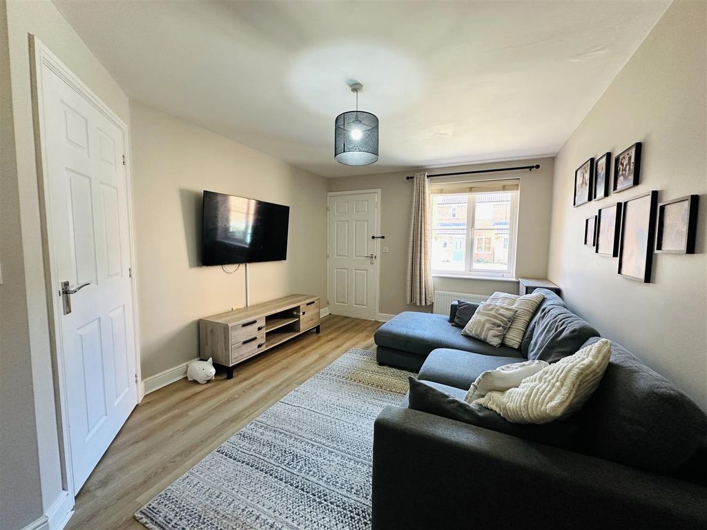 Property photo 2 of 19 Lounge